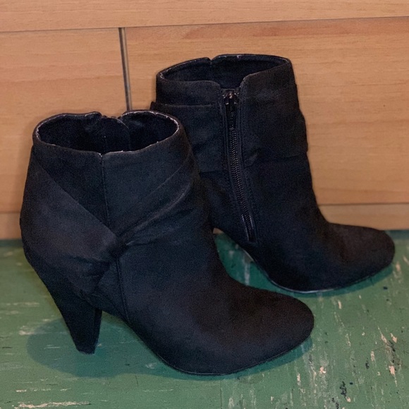 Aldo Shoes - Aldo ankle booties. Faux suede. Black Size 7.5